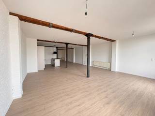 Quares - TREVI Groep presenteert:<br /><br />Op een toplocatie aan het bruisende Sint-Jansplein bevindt zich deze prachtige, volledig gerenoveerde loft waar ruimte, licht en karakter centraal staan. De royale leefruimte met hoge plafonds, authentieke balken en gietijzeren kolommen creëert een unieke sfeer en sluit naadloos aan op de moderne, volledig uitgeruste open keuken met kookeiland.<br /><br />Dankzij de grote raampartijen baadt de loft in natuurlijk daglicht, wat het open gevoel nog extra versterkt. De woning beschikt over twee volwaardige slaapkamers en een moderne badkamer, voorzien van een douche en lavabo. De hoogwaardige renovatie zorgt ervoor dat de loft volledig instapklaar is en hedendaags wooncomfort perfect combineert met authentieke charme.<br /><br />Een unieke woongelegenheid voor wie op zoek is naar een ruime en karaktervolle woning op een centrale ligging in de stad.