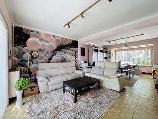 Adres: Zeelaan 69 - 8400 Oostende (Raversijde)<br />Op slechts 100 meter van de zee bevindt zich deze charmante woning, ideaal voor wie wil genieten van rust en de unieke sfeer van de kust. De gezellige leefruimte met zit- en eethoek geniet van een aangenaam zicht op het balkon. Aansluitend vindt u de keuken, die uitkijkt op de tuin en rechtstreeks toegang biedt tot het terras en de buitenruimte.<br />Een absolute meerwaarde is de ruime kelderverdieping onder de volledige woning. Dankzij de verschillende bergruimtes beschikt u hier over uitzonderlijk veel opslagmogelijkheden. Bovendien heeft u vanuit de kelder eveneens toegang tot de tuin.<br />De groene, zonnige tuin met terras vormt een heerlijke plek om te ontspannen na een dag aan zee.<br />Op de eerste verdieping bevinden zich drie slaapkamers. Via een zolderluik bereikt u de ruime bergzolder, ideaal voor extra stockage.<br />Verder beschikt de woning over een garage en een private oprit met plaats voor een wagen.<br />Een karaktervolle kustwoning op een toplocatie, op wandelafstand van het strand, met verrassend veel ruimte en potentieel. Ideaal als vaste woonst, tweede verblijf of investering aan zee.<br /><br />Extra troeven<br /><br />
<ul>
<li>geen renovatieplicht</li>
<li>regenwaterput</li>
<li>op 100m van strand en tram</li>
<li>nabij vele winkels</li>
</ul>
<br />Deze woning is te koop ZONDER makelaar via het concept van Smart Houses. Wenst u verdere inlichtingen of een bezoek? Contacteer rechtstreeks de eigenaar via 0476/43.74.00