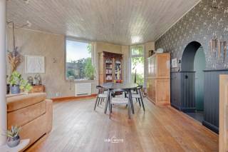 Deze instapklare hoekwoning combineert ruimte, comfort en functionaliteit op een uitstekende manier. Dankzij de grote raampartijen en de...