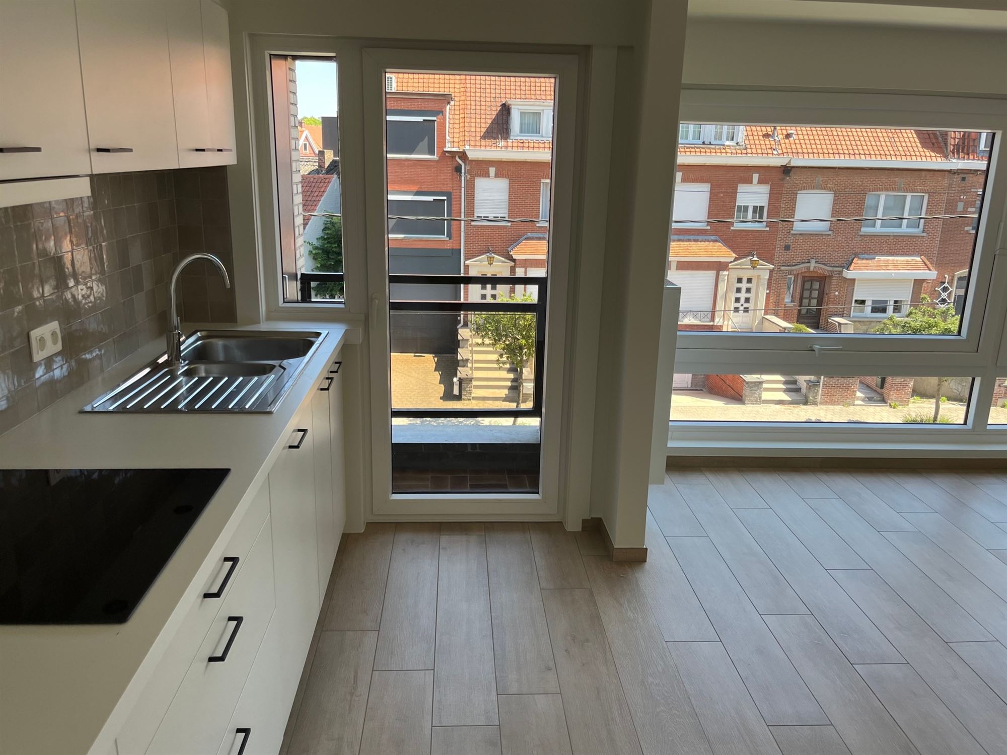 Vernieuwd modern appartement met terras en garage - foto 4
