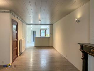 Ruime woning met 3 slaapkamers te centrum Aalst!<br /><br />De woning beschikt bij het binnenkomen over een inkomhal met toegang tot de kelder en de ruime leefruimte met open keuken. <br />Achteraan de woning bevindt zich een berging met apart toilet en toegang tot de terrastuin.<br /><br />Op de eerste verdieping bevinden zich twee ruime slaapkamers en de badkamer (dubbel lavabomeubel, inloopdouche en toilet). Op de tweede verdieping bevindt zich de ruime zolderverdieping, goed als 3de slaapkamer of master bedroom.<br /><br />De verwarming is aan de hand van centrale verwarming op aardgas.<br />Goed gelegen, nabij stadspark en aan belangrijke invalswegen.<br /><br />Voor meer info en/of een bezoek, contacteer ons via steffen@immotijl.be of 053 42 46 99.