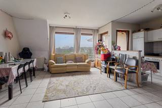 GENEVE/DUNANT - Op de 5e verdieping van een gebouw met lift, aangenaam appartement met veel lichtinval bestaande uit een ruime inkomhal,...