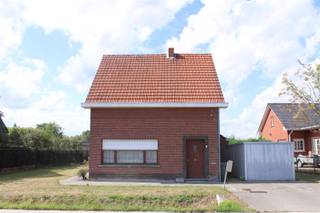 Deze landelijk gelegen te renoveren woning is gesitueerd op een mooi breed perceel van 22,75 m en biedt vele mogelijkheden. Heb je twee...