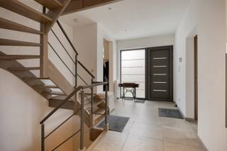 Deze open bebouwing is gelegen in een doodlopende straat op een prachtig perceel van 7a24ca met zicht op het bos.We betreden de woning via de ruime...