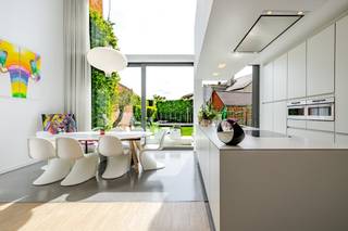 Architecturale parel in het groene Heusden!Deze woning is gelegen op een toplocatie: in een residentiële buurt, en toch vlot bereikbaar! Zeldzaam in...