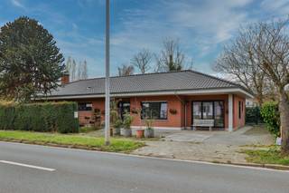<p>Deze instapklare, volledig gemoderniseerde villa(alles vernieuwd in 2020!) combineert een uiterst praktische indeling met een stijlvolle afwerking en hedendaags wooncomfort.<br />Bij binnenkomst word je verwelkomd in de mooie inkomhal die toegang geeft tot het gastentoilet. De ruime leefruimte baadt in het licht en is afgewerkt met een hoogwaardige vloer en een gezellige kachel — een ideale plek om meteen een warm thuisgevoel te creëren.<br />Aansluitend bevindt zich de open, volledig vernieuwde keuken, uitgerust met een kwalitatief AGA-fornuis, kookeiland en voldoende werk- en opbergruimte. Vanuit de leefruimte heb je bovendien directe toegang tot een lichtrijk bureau, perfect voor thuiswerk of studie. Ook een aparte wasruimte is voorzien, wat het wooncomfort nog verhoogt.<br />De woning beschikt over drie volwaardige slaapkamers, elk voorzien van rolluiken voor optimale privacy en comfort. De tweede slaapkamer heeft een eigen en-suite badkamer met douche, lavabo en toilet. Daarnaast is er nog een tweede volledig vernieuwde badkamer, uitgerust met ligbad, douche, toilet en dubbele lavabo.<br />Buiten geniet je van een ruime oprit met plaats voor meerdere wagens. De tot in de puntjes afgewerkte woning is verder voorzien van  dubbele beglazing en een conforme elektriciteitskeuring.<br />Tot slot werd in 2020 het dak volledig vernieuwd en werd werkelijk alles volledig aangepakt (muren, dak, leidingen, riolering, ramen) waardoor deze woning zorgeloos en toekomstbestendig is.<br />maak nu een afspraak voor één van onze eerste bezoekmomenten</p>