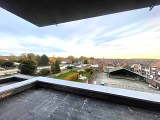 <p><strong>Bent u op zoek naar een nieuwbouwappartement met 2 slaapkamers te Wevelgem? <br />Dan is dit voor u!<br /><br />Mogelijkheid om aan te kopen aan 6% BTW</strong><br /> </p>
<ul><li><strong>Indeling van het appartement</strong></li></ul>
<p>inkom, apart toilet, berging, living, keuken, 2 slaapkamers, terras.</p>
<p>Mogelijkheid van garage en/of parking en/of berging bij te kopen.<br /><br />Foto's van de binnenkant zijn louter ter illustratie. Foto's zijn van een andere residentie van dezelfde bouwheer.</p>
<ul><li><strong>Voor meer info</strong> : Kweekstraat - Kortrijkstraat Wevelgem | ERA Nieuwbouw</li></ul>