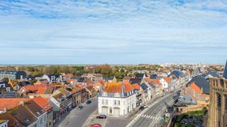 Handelspand te koop in Lombardsijde, op slechts 1km van Nieuwpoort-Stad. Dit karaktervolle pand is centraal gelegen met een goede visibiliteit en parkeermogelijkheden voor het pand. Met zijn strategische ligging vlak bij Nieuwpoort, de zee en het hinterland, is dit eigendom uitermate geschikt voor uitbating als hotel, bed & breakfast of sfeervol restaurant. Het pand is niet beschermd!De eigendom wordt aangeboden via de Power-sale formule. Van 27/10/2025 tot 03/11/2025. kan u deze eigendom op afspraak komen bezichtigen en een bod uitbrengen. De vermelde prijs is een instelprijs. Voor meer info, gelieve contact op te nemen met de dossierverantwoordelijke.Indeling gelijkvloers:- restaurant met bar en ruime keuken, toiletten, bergruimte en garageIndeling eerste verdieping:Zeer ruim appartement bestaande uit living, 4 slaapkamers, badkamer, keuken, wasplaats, apart toilet en ruime hal. Kan uitgebreid worden naar de 2e verdieping met nog extra kamers.Op de derde verdieping is een zeer ruime zolder, met de mogelijkheid tot het creëren van nog extra ruimtes.Er is bovendien een ruime droge kelder.Troeven:- Ruime oppervlakte, ideaal voor diverse commerciële invullingen.- Prachtig authentiek pand met goede visibiliteit- Parkeergelegenheid voor het pand- Op slechts een boogscheut van Nieuwpoort- Het dak werd vernieuwdBent u op zoek naar een handelspand met veel potentieel dan is dit uw kans!Dit pand is onderworpen aan de renovatieverplichting van de Vlaamse overheid voor residentiële gebouwen (behoudens bij sloop binnen 5 jaar na de aankoop). Consulteer voor meer informatie de website van het Vlaams Energie- en Klimaatagentschap via https://www.vlaanderen.be/een-woning-kopen/renovatieverplichting-voor-residentiele-gebouwen