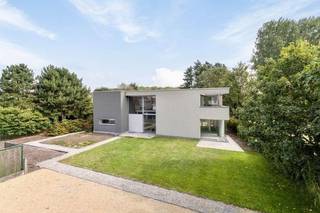 In de prestigieuze en beschermde Kasteeldreef ligt deze moderne villa van 450 m² bewoonbare oppervlakte op een royaal perceel van 1.735 m²...