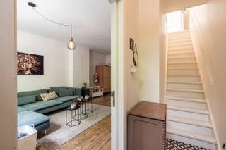 <p><strong>Op een autoluwe locatie in het centrum van Turnhout vindt u deze bijzonder degelijke en smaakvol gerenoveerde stadswoning. Een warme thuis waar authentieke charme en hedendaags comfort mooi samenkomen. Deze woning omvat 3 slaapkamers, badkamer, tuin op zuidwesten en een gunstig EPC label B en conforme elektrische installatie.</strong></p>
<p>De inkomhal verwelkomt u meteen met karakter en geeft toegang tot de traphal en de gezellige leefruimte. In de woonkamer stroomt het daglicht rijkelijk binnen en is er voldoende plaats voor een aangename zithoek én een ruime eettafel waar u met familie of vrienden heerlijk kan tafelen. De volledig vernieuwde keuken is een absolute troef. Perfect ingemaakte maatkasten, kwalitatieve inbouwtoestellen en veel natuurlijke lichtinval maken van deze ruimte een fijne plek om te koken en te genieten. Extra praktisch is de berging, subtiel weggewerkt in de kastenwand. Vanuit de keuken heeft u toegang tot het zuidwest georiënteerde terras, deels verhard en heerlijk beschut, waar u op mooie dagen rustig uit de wind kan genieten.<br />Op de eerste verdieping springt de overloop meteen in het oog. Ook hier werd met veel respect voor de authentieke elementen gerenoveerd. Deze verdieping biedt toegang tot twee slaapkamers en een volledig vernieuwde badkamer, stijlvol afgewerkt met prachtige vloeren, een moderne douche en kwalitatieve materialen. <br /><br />De zolderverdieping vormt een verrassend mooie extra ruimte. Ideaal als bureau, hobbykamer of als volwaardige derde slaapkamer.</p>
<p>Een instapklare stadswoning met karakter, licht en comfort, op een rustige locatie midden in de stad. Een unieke kans voor wie charmant en zorgeloos wil wonen in het centrum van Turnhout.<br /><br />Bijzonderheden:<br />- Instapklaar<br />- Hoogwaardig afgewerkt<br />- Stadstuin op zuid-westen<br />- Centrum gelegen, doch super rustig</p>
<p>Neem hier een kijkje doorheen deze woning: https://visithome.ai/UVUqNxGahjeRtufbsjmXdi?mu=m</p>
