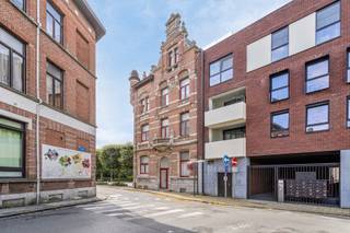 Dit gelijkvloers appartement met aparte en riante inkomhal beschikt over twee ruime slaapkamers en biedt een bewoonbare oppervlakte van maar...