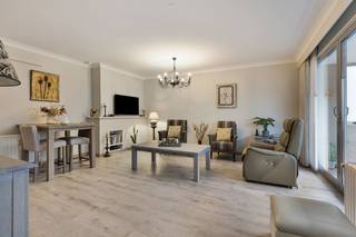 Ruim gelijkvloers 2-slaapkamer appartement met overdekt terras, ondergrondse autostaanplaats en aparte berging, gelegen vlakbij het centrum...