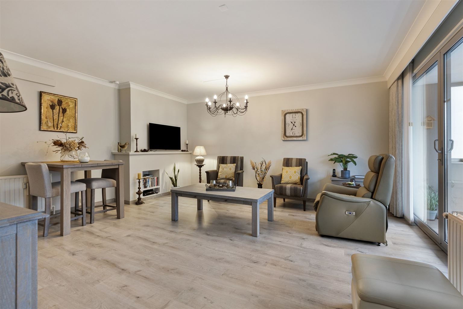 Ruim gelijkvloers 2-slaapkamer appartement met overdekt terras, ondergrondse autostaanplaats en aparte berging, gelegen vlakbij het centrum van Maaseik. - foto 2