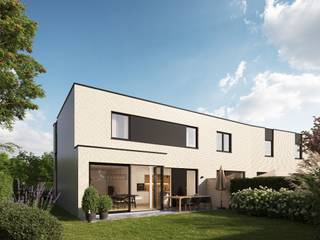 <span>Deze nieuwbouwwoning is momenteel in opbouw, deze <span><strong>zuid-geörienteerde</strong>, <strong>half open </strong><strong>woning</strong></span> bevindt zich in een recent aangelegde verkaveling nabij het centrum van Roeselare.  Dit betreft een <span><strong>doodlopende straat</strong> </span>met vlotte verbinding naar de autosnelweg (Beveren en Roeselare haven). <br />Deze woning wordt op de benedenverdieping voorzien van een comfortabele inkom met toiletruimte, ruime leefruimte met een aansluitende open keuken.  De woning is <span><strong>bijzonder</strong> <strong>lichtrijk</strong></span> dankzij de achtergevel die bijna volledig uit glas bestaat.  Aan de voorzijde van de woning is er eveneens een bergingdeur voorzien die eveneens uitgeeft in de keuken. <br />Op de eerste verdieping is er een afzonderlijk toilet, een badkamer met een dubbel lavabomeubel, ligbad en douche.  Verder is de bovenverdieping uitgerust met<strong> <span>3 ruime slaapkamers</span></strong>.<br /><br />Inbegrepen in de prijs: zonnepanelen, uitgeruste maatkeuken, badkamer, oprit en terras, eiken behandelde trap, aluminium ramen en deuren, hoge plafonds van 2m60 / <span><strong>Vaste prijs - geen indexatie</strong></span>!  <br />Deze woning kan nog volledig op maat afgewerkt worden volgens de keuzes van de koper.<br />Grondoppervlakte : 263 m²   /  Prijzen excl. btw en registratiebelastingen.<br />Interieurfoto's zijn als voorbeeld van een gelijk(w)aardige woning.  <br />Nieuwbouwwoning Roeselare, benieuwd naar <span><strong>meer info</strong></span>, bekijk het indelingsplan op bouwbossu.be en contacteer Floris voor <span><strong>bezoek</strong></span> aan <span><strong>de kijkwoning</strong></span> 0496/101.201</span><br /> 