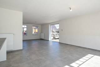 De woning is volledig instapklaar, kwalitatief afgewerkt en voorzien van centrale verwarming op aardgas, hoogrendementsglas en zonnepanelen.<br /><br />Indeling: inkom met apart toilet, ruime leefruimte met veel lichtinval en schuifraam naar de tuin, volledig uitgeruste keuken met AEG-toestellen en aansluitende berging met wasvoorziening en technische installaties. De tuin is volledig omheind en beschikt over een terras en tuinhuis. Regenwater en stadswater zijn beide aangesloten.<br /><br />Op de eerste verdieping: drie slaapkamers, een dressing, apart toilet en een badkamer met inloopdouche, ligbad en enkele lavabo. De zolder is geïsoleerd en uitgerust met ventilatiesysteem, ideaal als extra berging of werkruimte.<br /><br />Huurprijs: €1.150,00 per maand. Ref. OU27744.
