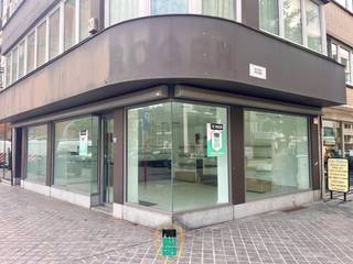 Recent vernieuwde handelsgelijkvloers met 55 m² winkel met fantastische hoeketalage (aan pleintje) + 30 m² stockage extra, en ook sanitair op kelderniveau Strategische hoekligging, temidden van het levendige centrum van Oostende. Met de vele passanten, bovendien goed zichtbaar, is dit aantrekkelijk. Ideale bestemming is kledingszaak of schoenenwinkel, de ruimte is hiernaartoe reeds ingericht, en de heel grote etalage zorgt ervoor dat uw koopwaar optimaal in de kijker staat. Maar ook als kantoor prima geschikt. Andere bestemmingen kunnen ook mits vergunning van Stad Oostende, en de uitbating mogen de uitstraling van dit gebouw niet negatief beïnvloeden. Vlot parkeren: nabij tal van mogelijkheden, beslist een troef voor uw klanten. De airconditioning en de automatische zonneluifels zorgen voor een aangenaam binnenklimaat. Info: thierry@puurvastgoed.be