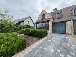In het rustige en groene Ename bieden wij deze recente, uitstekend onderhouden halfopen bebouwing te huur aan. De woning is volledig...