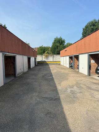 Overground garage for sale in the center of Bruges, Hoedenmakersstraat 3. The garage box is located in a small-scale complex, the center of Bruges. <br /><br />Register of measures: no