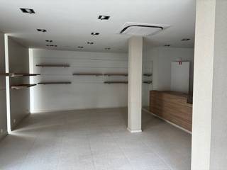 Gelegen op een absolute zichtlocatie nabij het Sint-Petrus- en Paulusplein in Oostende. Dit hoekpand geniet van een uitzonderlijke etalage...