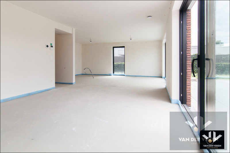 Ruim gelijkvloers nieuwbouwappartement met 4 slaapkamers en 2 badkamers, ruim terras en een mooie tuin op een goed bereikbare locatie! - foto 4