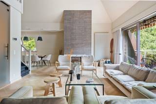 <h1><span>Smaakvol gerenoveerd luxe-appartement van 250 m² in Koningshof-Schotenhof</span></h1><p><span>Dit exclusieve appartement van </span><span>250 m²</span><span> werd in 2022 </span><span>volledig gerenoveerd met hoogwaardige materialen</span><span> en combineert een stijlvolle, tijdloze uitstraling met hedendaags wooncomfort. Hier geniet je van een groene, rustige omgeving én tegelijk van de nabijheid van winkels, scholen en openbaar vervoer.</span></p><p><span>Op wandelafstand vind je o.a. bakker </span><span>Dellafaille</span><span>, </span><span>Delhaize</span><span> en de idyllische wandelpaden langs de Vaart. Een absolute toplocatie voor wie rust en luxe wil combineren.</span></p><h2><hr /><span>Waarom kiezen voor dit appartement?</span></h2><ul><li><span>Energiezuinig</span><span>: EPC-label </span><span>B</span><span> lage energiekosten.</span></li><li><span>Volledig vernieuwd (2022)</span><span>: inclusief nieuwe elektriciteit (conform attest), luxekeuken, sanitair en airco, prachtige visgraatparket</span></li><li><span>Privacy &amp; groen</span><span>: panoramisch uitzicht op de prachtige parktuin, zonder inkijk.</span></li></ul><h2><hr /><span>Indeling</span></h2><p><span>Derde verdieping</span></p><ul><li><span>Stijlvolle inkomhal met vestiaire en gastentoilet.</span></li><li><span>Ruim salon met hoge plafonds, gezellige open haard en aansluitend terras.</span></li><li><span>Open mezzanine die extra licht en ruimtegevoel toevoegt.</span></li><li><span>Luxueus ingerichte keuken met AEG-toestellen: stoomoven, vacuümlade, klassieke oven, vaatwasser en inductievuur.</span></li><li><span>Aansluitende eetruimte en een extra bureaukamer met terras (</span><span>ook bruikbaar als eetkamer of 4de slaapkamer).</span></li><li><span>Praktische berging/wasplaats </span></li><li><span>slaapkamer 1.</span></li></ul><p><span>Vierde verdieping</span></p><ul><li><span>Indrukwekkende </span><span>mastersuite</span><span> met ensuite badkamer en dressing.</span></li><li><span>Tweede douchekamer met lavabo en wc.</span></li><li><span>Derde slaapkamer.</span></li></ul><h2><hr /><span>Extra troeven</span></h2><ul><li><span>Ondergrondse autostaanplaats (verplichte optie: 25.000).</span></li><li><span>Privékelder, bereikbaar met de lift.</span></li><li><span>Airconditioning voor optimaal comfort.</span></li></ul><h3><hr /><span>Een unieke kans</span></h3><p><span>Dit appartement is de perfecte match voor wie </span><span>ruimte, luxe en een uitzonderlijke locatie</span><span> zoekt.<br />Contacteer </span><span>Verlimmo</span><span> voor een bezichtiging: </span><span>03/658.95.58</span></p>