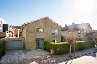 Bent u op zoek naar een lichtrijke woning met karakter, ruimte en een uitstekende ligging? Dan is deze woning precies wat u zoekt. Hier woont u...