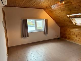 Rustig gelegen dakappartement van 47m² met 1 slaapkamer (11m²), terras van 18m² en garagebox. Het appartement is gelegen op de 2de verdieping van een klein gebouw zonder lift.<br />Vanop het ruime dakterras heb je een mooi uitzicht op de gemeenschappelijke tuin. Er werd recent een energiezuinige airco geplaatst voor verwarmen /koelen. Gunstig energielabel C.<br />Het appartement is beschikbaar vanaf 15/10/2025