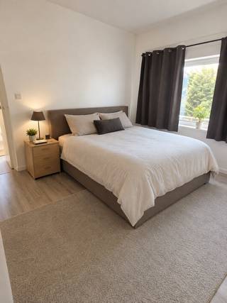<p><span>Ontdek dit </span><strong><span>mooie en ruime 2-slaapkamerappartement te huur in Hemiksem</span></strong><span>, ideaal voor een alleenstaande of koppel dat op zoek is naar een comfortabele en aangename woning.</span></p>
<p><span>Het appartement beschikt over een </span><strong><span>ruime slaapkamer</span></strong><span>, een </span><strong><span>grote en lichtrijke leefruimte</span></strong><span>, een </span><strong><span>praktische keuken</span></strong><span> en een </span><strong><span>ruime badkamer</span></strong><span>.</span></p>
<p><span>Een echte troef is het </span><strong><span>mooie terras</span></strong><span>, waar u heerlijk kunt ontspannen, genieten van een kop koffie of gezellig buiten kunt zitten tijdens zonnige dagen.</span></p>
<p><span>2 ruime slaapkamer</span><br /><span> 1 badkamer</span><br /><span> Ruime en lichtrijke leefruimte</span><br /><span> Praktische keuken</span><br /><span> Mooi terras</span><br /><span> Gelegen in Hemiksem</span></p>