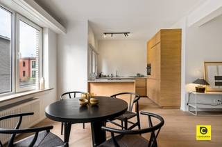 <p><span>Dit appartement neemt deel aan de verkoopmarathon op </span><span>vrijdag 8 mei 2026.</span></p><p><span>U kan deze dit appartement komen bekijken </span><span>tussen 13.00 u en 14.30u</span></p><p><span> </span></p><p><span>Graag een bezoek? Schrijf je dan in via <span>info@coprimmo.be</span></span><span> of via de online afspraak-agenda rechtstreeks (indien mogelijk) op de pagina van dit pand.</span></p><p><span><br />Prachtig gerenoveerd appartement met groen zicht in de begeerde Oosterveldwijk</span></p><p><span>Bent u op zoek naar een instapklaar droomappartement op een toplocatie? Dit volledig gerenoveerde appartement van ca. 105 m² (cfr. EPC) bevindt zich in de rustige en uiterst populaire Oosterveldwijk in Wilrijk. Met een gezellig pleintje recht voor de deur geniet u hier van een vrij, groen uitzicht en een oase van rust, terwijl alle voorzieningen binnen handbereik liggen.</span></p><p><span> </span></p><p><span>Inkomhal</span></p><p><span>U komt het appartement binnen via een centrale inkomhal. Deze hal vormt de ideale verbinding tussen de verschillende leefruimtes en zorgt direct voor een overzichtelijk en welkom gevoel bij thuiskomst.</span></p><p><span> </span></p><p><span>Leefruimte &amp; keuken</span></p><p><span>De leefruimte is een absolute blikvanger, mede door de stijlvolle parketvloer die doorheen het hele appartement een warme sfeer schept. De open keuken is naadloos in de ruimte geïntegreerd en volledig uitgerust met alle moderne toestellen. Of het nu gaat om een snel ontbijt of een uitgebreid diner, deze functionele en visueel aantrekkelijke keuken vormt het hart van uw nieuwe thuis.</span></p><p><span> </span></p><p><span>Slaapkamers &amp; badkamer</span></p><p><span>Het appartement beschikt over twee uitzonderlijk ruime slaapkamers van maar liefst 15 m² en 16 m², een zeldzaamheid die zorgt voor een ongezien comfort. De badkamer is tot in de puntjes afgewerkt met een stijlvol dubbel lavabomeubel en een royale inloopdouche. Daarnaast vindt u hier het toilet en de nodige aansluitingen voor een wasmachine.</span></p><p><span> </span></p><p><span>Unieke troef: Dubbele kelder/garage</span></p><p><span>Een absoluut unicum bij dit pand is de zeer ruime, ondergrondse dubbele kelder. Deze ruimte is zo royaal dat er probleemloos fietsen, een hobbyruimte of zelfs een kleine stadswagen in passen. Deze multifunctionele ruimte is bovendien volledig inbegrepen in de vraagprijs!</span></p><p><span> </span></p><p><span>De highlights op een rij:</span></p><p><span>- Totaalrenovatie: Volledig vernieuwd en onmiddellijk instapklaar.</span></p><p><span>- Locatie: Rustig gelegen in de Oosterveldwijk met een pleintje voor de deur.</span></p><p><span>- Elektriciteit is volledig conform (AREI).</span></p><p><span>- Ruimtegevoel: Royale slaapkamers en een oppervlakte van ca. 105 m².</span></p><p><span>- Extra opslag: Inclusief dubbele kelder (geschikt voor kleine wagen of fietsen).</span></p><p><span> </span></p><p><span>Dit appartement combineert de rust van een groene wijk met de luxe van een nieuwe woning. Contacteer ons snel voor een bezoek ter plaatse en laat u verrassen!</span></p>