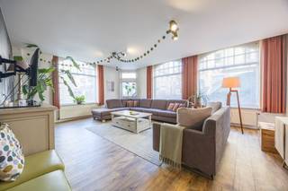 MAGISTRAAL HERENHUIS IN HET CENTRUM VAN NIEUWPOORT-STAD – OFFICIËLE 4-STERREN VAKANTIEWONING MET APPARTEMENT, INKOMSTEN EN 2 GARAGES<br />Karaktervol herenhuis op een topligging in Nieuwpoort-Stad, op slechts ca. 200 meter van de Markt. Dit statige hoekpand combineert een prachtige gevel in de typische stijl van Nieuwpoort-Stad met royale leefruimtes, hedendaags comfort en een bewezen verhuurpotentieel.<br />De woning ligt rustig, maar toch vlak bij winkels, horeca en alle voorzieningen. Via de imposante inkomhal bereikt u de ruime, volledig vernieuwde leefkeuken met hoogwaardige afwerking. De grote raampartij zorgt voor veel licht en geeft uit op het ruime, zonnige terras, waar u in alle privacy kunt genieten.<br />Op het gelijkvloers bevindt zich een ruime slaapkamer met aansluitende badkamer, ideaal als master bedroom. De verdieping omvat drie volwaardige slaapkamers, waarvan één met eigen douche en lavabo, plus een familiebadkamer met douche en ligbad.<br />Het dak en de verwarmingsketel werden recent vernieuwd. De volledig geïsoleerde zolder biedt bovendien nog extra mogelijkheden, afhankelijk van de gewenste invulling en eventuele vergunningen.<br /><br />OFFICIËLE 4-STERREN VAKANTIEWONING<br />De woning is officieel aangemeld en goedgekeurd als vakantiewoning en door Toerisme Vlaanderen geclassificeerd als 4-sterrenaccommodatie. De toeristische exploitatie is reeds succesvol uitgebouwd, met bewezen verhuurinkomsten en een uitstekende Booking.com-score van 9,4/10.<br />De koper verwerft dus niet alleen een uitzonderlijk pand, maar ook een bestaande, commercieel bewezen vakantiewoning met een sterke reputatie en de aanwezige inboedel, waardoor de exploitatie onmiddellijk kan worden verdergezet.<br />Alle aangepaste meubelen van de vakantiewoning zijn over te nemen aan een prijs van 25.000€<br /><br />EXTRA STABIELE HUURINKOMSTEN<br />Bij het geheel hoort bovendien een appartement met garage, momenteel verhuurd op jaarbasis. Dit zorgt voor een bijkomende, stabiele inkomstenstroom naast de toeristische verhuur.<br />Het eigendom beschikt daarnaast over twee praktische garages, een bijzonder waardevolle troef in het centrum van Nieuwpoort-Stad.<br /><br />BELANGRIJKSTE TROEVEN:<br /><br />● karaktervolle gevel in de typische stijl van Nieuwpoort-Stad<br />● rustige ligging op ca. 200 meter van de Markt<br />● ruime vertrekken met veel licht en een sterk ruimtegevoel<br />● vernieuwde leefkeuken met hoogwaardige materialen<br />● groot terras met privacy<br />● gelijkvloerse master bedroom met badkamer<br />● drie bijkomende slaapkamers<br />● twee badkamers<br />● recent vernieuwd dak en verwarmingsketel<br />● volledig geïsoleerde zolder met toekomstpotentieel<br />● officieel goedgekeurde vakantiewoning<br />● officiële 4-sterrenclassificatie van Toerisme Vlaanderen<br />● bewezen toeristische verhuurinkomsten<br />● Booking.com-score van 9,4/10<br />● bijhorend appartement met vaste huurinkomsten<br />● twee garages<br />● aanwezige inboedel voor onmiddellijke verderzetting<br /><br />Een zeldzame combinatie van karakter, ruimte, topligging en bewezen rendement in het hart van Nieuwpoort-Stad. Ideaal voor wie een stijlvolle woning zoekt met meerdere inkomstenstromen en bijkomend toekomstpotentieel.