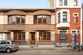 Deze charmante rijwoning is gelegen in een gegeerde en rustige buurt tussen de Stuivenbergvaart en het Vrijbroekpark, op wandelafstand van het...