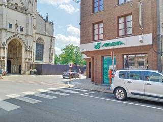 <p>Ontdek deze geweldige kans! Een perfect gelegen commercieel gelijkvloers wacht op u, recht op de hoek van de aangename winkelstraat, midden in het hart van Lier. En alsof dat nog niet genoeg is, bevindt het zich pal tegenover de prachtige St. Gummaruskerk, op de hoek van Rechtestraat en Kardinaal Mercierplein en vlakbij een groot parkeerterrein. De opdeling in verschillende kantoren kan makkelijk weggehaald worden om er één ruimte van te maken. Bij het bekijken van de foto's vindt u ook handige plattegronden die u een duidelijk beeld geven van de indeling. En voor degenen die extra opslagruimte nodig hebben is er de droge kelder die men kan bijhuren, met een ruime oppervlakte van maar liefst 28 m², voor slechts een kleine toeslag van €150 per maand. Deze fantastische locatie, met zijn strategische ligging en mogelijkheden, is een aanrader. </p>