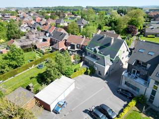 Welkom in dit appartement op de tweede verdieping, waar we starten in de inkomhal. Vanuit de hal gaan we verder naar de ruime woonkamer...