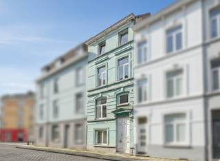 Charmante HERENWONING met STATIGE VOORGEVEL en tal van mogelijkheden, gelegen in het hart van Gent op WANDELAFSTAND van winkels, horeca, openbaar vervoer, universiteiten en andere dagelijkse voorzieningen. Via de inkomhal bereikt u de woonkamer, de keuken, een DOUCHERUIMTE en de kelder. Op de eerste verdieping bevindt zich een RUIME SLAAPKAMER, terwijl de tweede verdieping plaats biedt aan een TWEEDE VOLWAARDIGE SLAAPKAMER. De derde verdieping omvat een DERDE SLAAPKAMER met aansluitende BADKAMER, wat extra comfort creëert. De INGERICHTE ZOLDERVERDIEPING kan perfect dienstdoen als VIERDE SLAAPKAMER, LOGEERKAMER, BUREAU of HOBBYRUIMTE. Dankzij de CENTRALE LIGGING en de praktische indeling is dit pand bijzonder interessant voor GEZINNEN, ouders met studerende kinderen of wie graag woont in het BRUISENDE CENTRUM van Gent, met alles binnen handbereik. Ideale opbrengsteigendom, gezien het pand steevast is/werd VERHUURD.<br /><br />Adres: Geraard Mercatorstraat 46 te Gent<br /><br />EPC: 215kWh, G-score en P-score A, Geen renovatieverplichting van toepassing