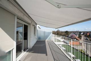 <p><span>TOP ONDERHOUDEN DAKAPPARTEMENT IN HARTJE SCHILDE MET RUIM ZONNIG TERRAS!</span></p><p><span>Achter de strakke witte gevel van deze recente stijlvolle residentie bevindt zich op de derde verdieping een twee-slaapkamer appartement met zonneterras, een verrassende zolder en een ruime garagebox.</span></p><p><span>Met de lift naar de bovenste verdieping, kom je via de veiligheidsdeur in de hal met een gastentoilet, verder toegang tot de leefruimte, slaapkamers en badkamer.</span></p><p><span>Via een glazen tussendeur betreed je de leefruimte met ingemaakte kasten, tv-meubel en wijnkast, een ingerichte open keuken en toegang tot het ruime terras. </span></p><p><span>De keuken is voorzien van praktische opbergkasten, alle nodige toestellen (koelkast, diepvriezer, inductiekookplaat, afwasmachine, combi oven, dampkap) van Miele en AEG, zelfs een wasmachine en droogkast!</span></p><p><span>Op rustige achtergelegen zonneterras (16m²) voorzien van geautomatiseerde sunscreens, zonnetent en buitenverwarming, is het optimaal genieten.</span></p><p><span>Aan de andere zijde, de grootste slaapkamer (12 m²) met een maatwerk kastenwand en een 2</span><span><sup>de</sup></span><span> slaapkamer (7 m²) met klein terrasje vooraan. </span></p><p><span>De badkamer ingericht met een lavabomeubel, spiegelkast en inloopdouche met rainshower.</span></p><p><span>Via een luik met een zeer handige stevige vlizotrap die toegang geeft tot een ingerichte verwarmde polyvalente ruimte (20m²), ideaal voor bureel, hobbyruimte,...</span></p><p><span>Combinatie van overwegend laminaat en keramische vloertegels.</span></p><p><span>De ondergrondse parking zorgt ervoor dat thuiskomen in alle comfort kan gebeuren, een ruime garagebox met automatische sectionaal poort voor 1 wagen en extra bergruimte met directe toegang via deur tot de lift, huurprijs +125€/m.</span></p><p><span>Gemeenschappelijke kosten: +75€/m voor verbruik, onderhoud van de gemeenschappelijke delen en de lift.</span></p><p><span>PLUSPUNTEN: tot in de puntjes verzorgd en onderhouden appartement, volledig wit geschilderd, overal voorzien van verlichting, alsook glas- en overgordijnen, energiezuinig EPC, vloerverwarming, lift, centrale ligging, veel lichtinval, vliegenraam aan de terrasdeur, sunscreens, zonnetent, terrasverwarmer en garagebox.</span></p><p><span>WONEN IN STIJL op toplocatie, plan alvast uw afspraak!</span></p><p><span> </span></p><p><span> </span></p>