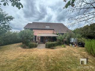 <p><span>Op zoek naar een woning met ruimte, karakter, rust én een tuin waar u écht tot adem komt? Dan is deze prachtige gezinswoning aan de </span><span>Butserenstraat 29 in Koersel-Beringen</span><span> absoluut een bezoek waard. Deze woning, gebouwd in de jaren negentig, combineert een stevige basis met een bijzonder aangename woonbeleving en vormt een ideale thuis voor gezinnen die nood hebben aan plaats, comfort en privacy.</span></p><p><span>Topics</span></p><p><span>- schitterende tuin, uitgevend op een paardenweide;</span></p><p><span>- kortbij centrum Beringen;</span></p><p><span>- drie ruime slaapkamers;</span></p><p><span>- electriciteit conform, geen asbest, degelijk EPC-label;</span></p><p><span>De woning bevindt zich op een mooi perceel van </span><span>12a47ca</span><span> en geniet van een rustige ligging in Koersel, op ongeveer </span><span>4 km van het centrum van Beringen</span><span>. U woont hier landelijk en groen, maar toch met winkels, scholen, verbindingswegen en dagelijkse voorzieningen binnen vlotte bereikbaarheid. De ligging is bijzonder aangenaam voor wie graag rustig thuiskomt, zonder in te boeten op praktische bereikbaarheid.</span></p><p><span>Een van de grote troeven van dit eigendom is zonder twijfel de </span><span>prachtige tuin</span><span>. Achteraan grenst de tuin aan een weide waar paarden gehouden worden, wat zorgt voor een uitzonderlijk landelijk en open gevoel. De tuin werd bewust op een natuurlijke, licht wilde manier aangelegd, waardoor hij een charmante, ontspannen en bijna parkachtige sfeer uitstraalt. Dankzij de ideale oriëntatie, de aanwezige beplanting en de bomen geniet u hier op elk moment van de dag van aangename plekjes zon én schaduw. Zeker tijdens warme zomerdagen is dit een heerlijke plek om te vertoeven, te ontspannen, te lezen, te spelen of gezellig samen te komen met familie en vrienden.</span></p><p><span>Binnenin biedt de woning bijzonder veel ruimte. Met </span><span>drie zeer ruime slaapkamers</span><span> is dit een huis dat perfect beantwoordt aan de noden van grotere gezinnen, nieuw samengestelde gezinnen of bewoners die extra kamers wensen voor bureau, hobbyruimte of logeerkamer. Eén van de slaapkamers beschikt bovendien over een </span><span>dressing</span><span>, wat extra comfort en opbergruimte biedt. De indeling voelt royaal aan en geeft tal van mogelijkheden om de woning volledig naar eigen smaak en levensstijl in te richten.</span></p><p><span>Ook technisch biedt deze woning belangrijke geruststellingen. De </span><span>elektrische installatie is conform</span><span>, er is </span><span>geen asbest aanwezig</span><span> en de woning behaalt een </span><span>EPC-label C</span><span>. Dat zijn sterke elementen voor kopers die op zoek zijn naar een degelijke woning met een correcte energetische basis. Bovendien kan, onder voorbehoud van het voldoen aan de wettelijke voorwaarden, het verlaagde tarief van </span><span>2% registratierechten</span><span> mogelijk van toepassing zijn. Laat dit uiteraard steeds bevestigen door uw notaris of fiscaal adviseur.</span></p><p><span>Deze woning is een echte </span><span>topaanbieding</span><span> voor wie ruimte, rust en groen belangrijk vindt. De combinatie van het royale perceel, de ruime slaapkamers, de mooie tuin met zicht op de achterliggende weide en de aangename ligging in Koersel maakt dit eigendom bijzonder aantrekkelijk. Hier vindt u geen standaardwoning, maar een warme thuis met karakter, potentieel en een uitzonderlijk aangename buitenbeleving.</span></p><p><span>Wilt u deze woning zelf ontdekken? Neem dan contact op met </span><span>Immo Diest</span><span> voor meer informatie of een bezoek ter plaatse.</span></p><p><span>Bezoek? </span><span><br /></span><span>Immo Diest</span><span><br />Tel. kantoor: <span>013 31 25 22</span></span><span><br />Makelaar: </span><span>Jan Vanonckelen</span><span><br />E-mail: <span>jan.vanonckelen@immodiest.be</span></span><span><br />Website: <span>www.immodiest.be</span></span></p>