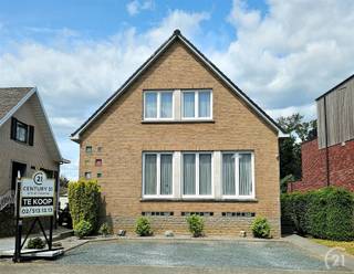 Discover this charming home in the heart of Dilbeek, where comfort and space come together harmoniously. With a generous living area of 280m²,...