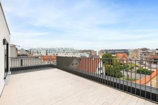 g&gt;Koksijde: Luxueus nieuwbouw penthouse met ruime terrassen vlak bij het centrum! <br />
<p><br />Ontdek dit stijlvolle penthouse in het gloednieuwe woonproject residentie Isabella, gelegen in het hart van Koksijde.<br />Deze moderne residentie bevindt zich op wandelafstand van winkels, restaurants en het strand, en combineert een centrale ligging met rust en privacy.<br />Met zijn eigentijdse architectuur, duurzame materialen en oog voor detail biedt Residentie Isabella een exclusieve woonervaring aan de Belgische kust.<br /><br /><br /><strong>Indeling:</strong><br />Inkomhal, gastentoilet, berging, badkamer met dubbele wastafel in meubel, douche en aansluiting voor wasmachine, ruime leefruimte met open keuken en twee aangrenzende terrassen, waarvan één zongericht, 2 volwaardige slaapkamers.<br /><br /><br /><strong>Troeven:</strong></p>
<ul><li>Kleinschalig en rustig wonen met slechts 9 appartementen.</li><li>Optimale geluidsisolatie voor extra privacy.</li><li>Moderne energie-efficiëntie en ventilatiesysteem.</li><li>ruime terrassen.</li><li>Ondergrondse verdieping met parkeerplaatsen en bergingen.</li></ul>
<br /><strong>Meer informatie?</strong> Contacteer Christian op 058 51 23 23.