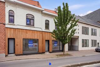 Mooie & vakkundig gerenoveerde woning met aangename leefruimtes & 4 slaapkamers nabij het centrum van Roeselare & het Geitepark.Leuke stadstuin met...