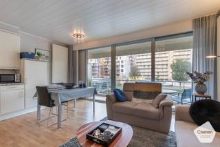 Dit <strong>gezellige</strong> appartement bevindt zich in de welbekende residentie Wielingerbank F te Nieuwpoort-Bad.<br />Dankzij de <strong>uitstekende</strong> <strong>ligging</strong> is praktisch alles op wandelafstand bereikbaar.<br /><br />De indeling is als volgt:
<ul>
<li>Inkomhal met praktische inbouwkasten;</li>
<li>Brede, <strong>lichtrijke leefruimte</strong> met schuifraam naar het terras;</li>
<li>Ruim terras met open zicht op de Albert I Laan;</li>
<li>Open, volledig ingerichte keuken;</li>
<li>Aparte slaapkamer met dubbel bed en inbouwkasten;</li>
<li>Badkamer met toilet, wastafel en douche;</li>
<li>Kleine opbergkast naast het appartement.</li>
</ul>
Extra troeven:
<ul>
<li>Kelderberging inbegrepen bij aankoop;</li>
<li><strong>Nieuw schuifraam</strong>;</li>
<li>Gunstig EPC - <strong>label B</strong>;</li>
<li>Elektrische keuring is <strong>conform</strong> de bestaande wetgeving en geldig tot 2048.</li>
</ul>
<br />Benieuwd? Aarzel niet en contacteer ons snel voor een plaatsbezoek.