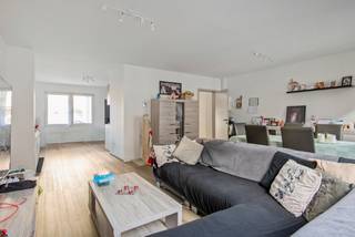 In het centrum van de gemeente Boom vinden we dit duplex appartement op de 1e & 2eV. Het ligt op wandelafstand van alle winkels, verschillende scholen, horeca gelegenheden,... Het is zeer vlot bereikbaar gelegen nabij het openbaar vervoer (zowel bushaltes en treinstation) en de oprit van de A12 Antwerpen-Brussel. Mogelijkheid tot het huren van een garagebox nabij het appartement<br /><br />Dit appartement werd volledig gerenoveerd in 2021. Het heeft een zeer goede EPC score (Label B) en de keuring van de elektriciteit is volledig conform. <br />Het bestaat uit: 1e VERDIEP: een hal, een apart toilet, woonkamer, een volledig uitgeruste keuken, wasplaats en een terras; 2e VERDIEP: een hal, een ingerichte badkamer en 2 slaapkamers waarvan één met mezzanine en ingemaakte kasten.<br /><br />Momenteel wordt dit appartement verhuurd aan € 923,23 / maand.<br />Heeft u interesse? Contacteer ons voor een afspraak ter plaatse via info@leximmo.be of 03/459.99.99.