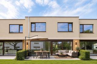 <strong>Kies voor modern, energiezuinig en zorgeloos wonen nabij centrum Wetteren.<br /><br />LIGGING<br /></strong><br />In een rustige doodlopende straat, nabij de Markt en het gezellige centrum van Wetteren, verrijst een exclusief nieuwbouwproject met slechts 6 woningen in een hedendaags moderne architectuur.<br /><br />Goede verbindingen met de E40 en Brusselsesteenweg brengen u snel naar Gent of Brussel. Daarnaast bevinden winkels, scholen, openbaar vervoer, wandel- en fietsroutes zich allemaal op een steenworp. <br /><br /><strong>(MOBISCORE: 8,3/10)<br /><br /></strong><strong>INDELING<br /><br /></strong>De woning biedt een uitstekende energieprestatie dankzij vloerverwarming via warmtepomp, zonnepanelen en een ventilatiesysteem D.<br /><br />U komt binnen via de inkomhal met vestiaire, een berging, een gastentoilet en toegang tot de leefruimte. Geniet van een lichtrijke leefruimte met open keuken voorzien van kookeiland en ontbijtcorner. <br />Het ruime terras en de tuin vormen het verlengstuk van uw woonkamer, wat de uitzonderlijke woonbeleving bevordert. <br />Hier kan u met vrienden of familie genieten van onvergetelijke momenten die er écht toe doen!<br /><br />Op het verdiep vindt u 3 slaapkamers, een apart toilet, een extra berging en een badkamer.<br />Deze is voorzien van ligbad, douche en een dubbele wastafel.<br /><br /><strong>EXTRA TROEF<br /><br /></strong>Deze gesloten bebouwing beschikt over 2 autostaanplaatsen die inbegrepen zijn in de prijs!<br /><br /><strong>Hier leeft u in alle rust, omgeven door groen en toch dicht bij alles wat telt.<br /><br /></strong>Contacteer Kevin: <strong>0476 66 55 50<br /></strong><br />(Oppervlakten geraamd, sommige foto’s zijn van een referentieproject of zijn renders)