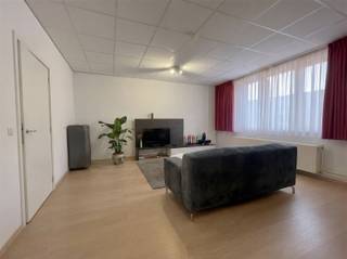 <p>Aankoop met erfpacht: u koopt de constructie maar u pacht (huurt) de grond van de grondeigenaar voor 2.236 € per jaar.</p><p>Dit gemeubeld appartement, recent gebouwd in 2014, bevindt zich op de vierde verdieping in de uitstekend onderhouden residentie “Brussels Square”. Het is gelegen op wandelafstand van de Grote Markt, de Vismarkt en de Dansaertwijk, en belangrijk: in de onmiddellijke nabijheid van het openbaar vervoer, met metrostation De Brouckère en treinstation Brussel-Centraal.<br />Dit lichtrijk appartement, met een netto bewoonbare oppervlakte van 60 m², is ingedeeld met een uitnodigende inkomhal met berging, een gezellige woonkamer met volledig ingerichte open keuken, een ruime slaapkamer met comfortabel tweepersoonsbed en een moderne badkamer (voorzien van een douche, een wastafelmeubel en een toilet). De indeling is slim ontworpen en biedt een maximaal gevoel van ruimte en licht.<br />Het appartement is momenteel verhuurd.<br />Kortom: een ideale uitvalsbasis en toplocatie voor stadsbewoners of expats die comfort, design en een centrale ligging weten te appreciëren.<br />Contacteer Frederik vrijblijvend voor meer informatie of een (eerste) bezoek ter plaatse: ✉️ frederik@immo-time.be</p>