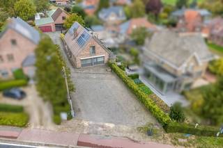 Ontdek de talrijke mogelijkheden van deze vrijstaande woning op een perceel van 1252 m² in Zomergem. Dit pand, vergund als handelswoning, combineert wonen en werken op een ideale manier dankzij de aparte garage en het ruime magazijn.Op het gelijkvloers vindt u een royale leefruimte, een keuken, een praktische waskamer en een veranda die uitgeeft op de tuin. De extra ruimte vooraan biedt een perfecte opportuniteit voor een vrij beroep/ kantoor aan huis of kangoeroewonen. Een eerste badkamer en dressing vervolledigen deze verdieping. De eerste verdieping beschikt over vier volwaardige slaapkamers en een tweede badkamer, wat dit een ideale gezinswoning maakt. Ook is er toegang dat de zeer ruime zolder dat zorgt voor extra bergruimte in de woning.Het magazijn heeft in het eerste gedeelte een polyvalente ruimte. Deze wordt momenteel gebruikt als feestzaal en bevat ook een apart toilet, een vestiaire en een keuken. Boven de polyvalente ruimte bevindt zich ook een studio waar er een slaapkamer, badkamer, keuken en leefruimte is.De oprit van de woning is ook voorzien op het betreden ervan met zwaargelade voertuigen.Extra troeven zijn de 44 zonnepanelen en de grote regenwaterput, die zorgen voor een aanzienlijke besparing op uw energiefactuur.Het goed is vrij bij akte.