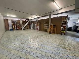 <p><strong>Praktisch en veelzijdig magazijn te huur op een uitstekend bereikbare locatie</strong></p>
<p>Op een makkelijk te bereiken hoekperceel bevindt zich deze functionele en goed onderhouden magazijnruimte. Het magazijn ligt op een volledig afgesloten terrein en is bovendien verwarmd, wat het hele jaar door een comfortabele en veilige opslagomgeving garandeert. Dankzij de naastgelegen woonst is er permanent toezicht, een mooie meerwaarde voor iedereen die waardevolle goederen wil stockeren.</p>
<p>De gelijkvloerse ruimte van <strong>ca. 140 m²</strong> is langs twee zijden toegankelijk, wat laden en lossen bijzonder efficiënt maakt. Het betreft een ruime, open verdieping waar momenteel nog winkelstellingen aanwezig zijn. Daarnaast is er op deze verdieping <strong>een toilet</strong> voorzien, wat de dagelijkse werking extra praktisch maakt.</p>
<p>Via een vaste trap bereikt u de bovenverdieping van <strong>ongeveer 120 m²</strong>, die ook langs de zijgevel toegankelijk is. Deze extra verdieping biedt tal van mogelijkheden, van bijkomende opslag tot een praktische werk- of stockageruimte.</p>
<p>Bent u op zoek naar een veilige, goed gelegen en instapklare magazijnruimte met tal van troeven? Dan is dit de ideale plek voor uw onderneming of opslagbehoeften.</p>