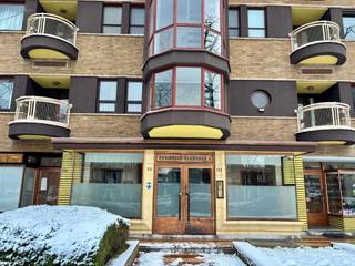 <p><strong>Karaktervol wonen in een erfgoedgebouw van Léon Stynen<br /></strong><br />Dit appartement is gelegen in een prachtig erfgoedgebouw, ontworpen door de architect Léon Stynen, wat bijdraagt aan het unieke karakter en de architecturale waarde van het geheel.<br /><br />Je betreedt het appartement via een aangename inkomhal met voldoende ruimte voor een vestiaire. Hier bevindt zich ook een apart gastentoilet. Van daaruit wandel je door naar de royale leefruimte, waar grote raampartijen zorgen voor overvloedig natuurlijk licht en een mooi zicht bieden op de gemeenschappelijke tuin. Over de volledige lengte van het appartement loopt een ruim terras, wat zorgt voor een aangename buitenbeleving en een mooie verbinding tussen binnen en buiten. De authentieke parketvloer loopt als een rode draad doorheen het volledige appartement en versterkt het warme en karaktervolle gevoel.</p>
<p>Het appartement beschikt over drie volwaardige slaapkamers, een aparte keuken en een badkamer die zowel voorzien is van een bad als een douche, en beschikt over een aansluiting voor een wasmachine.</p>
<p>Als extra troef is er op de bovenliggende verdieping nog een bijkomende kamer die ideaal is voor extra stockage of als bergruimte.</p>
<p>De maandelijkse huurprijs bedraagt €1.300. De gemeenschappelijke kosten bedragen €250 per maand en omvatten het privatieve water- en verwarmingsverbruik, het onderhoud van de gemeenschappelijke delen en het gebruik van de lift.<br /><br />Interesse? Vraag vandaag nog je bezoek aan!</p>