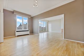 <p>Ideaal gelegen aan de prestigieuze Louizalaan, op wandelafstand van het Stefaniaplein, bevindt dit prachtige appartement van ± 203 m² zich op de 7e verdieping van een standingvol gebouw. Een mooie opportuniteit om te genieten van de Louizalaan, haar winkels, restaurants en talrijke voorzieningen, gecombineerd met de rust en het open uitzicht van een hogere verdieping. EPC G. INFOS &amp; BEZOEK : Merlin CUVELIER 0474 23 58 79 - mcuvelier@trevi.be </p>
<p><span>7e verdieping links</span>: appartement “24 H”</p>
<ul>
<li>Inkomhal met ingemaakte kasten en veiligheidsdeur</li>
<li>Living van ± 52 m²</li>
<li>Slaapkamer van ± 10 m²</li>
<li>Volledig uitgeruste keuken van ± 8 m²</li>
<li>Veranda</li>
<li>Aparte wasruimte</li>
<li>Nachthal met ingemaakte kasten</li>
<li>WC</li>
<li>Slaapkamer van ± 10 m²</li>
<li>Master bedroom van ± 22 m² met ingemaakte kasten</li>
<li>Aansluitende badkamer met WC</li>
<li>Slaapkamer van ± 14 m² met ingemaakte kasten</li>
<li>Aparte badkamer met WC</li>
</ul>
<p>Privatieve kelder nr. 26.<br />Garage nr. 3 &amp; 4, samengevoegd tot één geheel, verplicht aan te kopen voor € 45.000.</p>