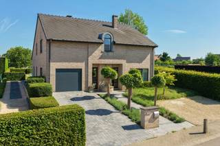 <p>Deze stijlvolle villa combineert <strong>ruimte</strong>, <strong>comfort</strong> en een <strong>hoogwaardige afwerking</strong> op een uitstekende manier. De woning is volledig <strong>instapklaar</strong> en biedt dankzij haar <strong>doordachte indeling</strong> tal van mogelijkheden.</p>
<p>Via de inkomhal kom je in de lichtrijke leefruimte met gezellige <strong>houtkachel</strong>, perfect voor sfeervolle avonden. De open indeling creëert een aangenaam contact met de tuin en het terras. De moderne maatkeuken van <strong>Grietens</strong>, vernieuwd in <strong>2019</strong>, is uitgerust met alle hedendaagse comfort.</p>
<p>Op het gelijkvloers bevindt zich een praktische bureauruimte, ideaal voor <strong>thuiswerk</strong> of een <strong>zelfstandige activiteit aan huis</strong>. De functionele indeling maakt de woning bijzonder geschikt voor een <strong>vrij beroep</strong>.</p>
<p>De verdieping telt <strong>vier ruime slaapkamers</strong>, <strong>twee badkamers</strong> en extra bergruimte. De woning is deels <strong>onderkelderd</strong> en beschikt over een <strong>garage met sectionale poort</strong> en een ruime <strong>oprit met plaats voor meerdere wagens</strong>.</p>
<p>Buiten geniet je van een mooi aangelegde tuin met <strong>zwembad</strong> en een ruime <strong>pergola (2019)</strong> met automatisch regelbare zonnewering, <strong>ledverlichting</strong> en een ingebouwde barbecue. Deze vormt een echte verlenging van de leefruimte en is ideaal om het hele jaar door te genieten.</p>
<p>Verder is de woning uitgerust met een gunstige <strong>EPC-score C (bijna B)</strong>, <strong>33 zonnepanelen (600 kWh/jaar, met certificaten van €270/100 kWh voor nog ongeveer 4 jaar)</strong> en <strong>zonnescreens</strong> aan de keukenramen.</p>
<p>Kortom, een warme en veelzijdige woning waar <strong>comfort</strong> en <strong>kwaliteit</strong> centraal staan.</p>
