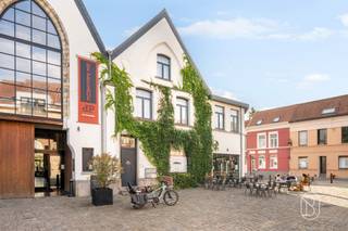 UNIEK WONEN IN DE OUDE SINT-MARTINUSKERK ‘DE PASSAGE’Ontdek dit unieke duplexappartement aan ‘De Vrijheid’, één van de mooiste en meest sfeervolle pleinen in het historische hart van Ronse. Een bijzondere woonplek waar authentiek karakter, hedendaags comfort en optimale privacy samenkomen.Via de volledig afzonderlijke, private toegang betreedt u de charmante leefruimte met sfeervolle doorkijkhaard en aansluitend de open, volledig ingerichte keuken. Vanuit de keuken heeft u rechtstreeks toegang tot het royale dakterras van ca. 35 m²: een uitzonderlijke buitenruimte waar u in alle rust geniet, midden in de stad.Verder beschikt het appartement over 3 volwaardige, ruime slaapkamers en 2 badkamers, waarvan één uitgerust met zowel een inloopdouche als een ligbad. De royale ruimtes, warme materialen en zorgvuldig gekozen afwerkingen creëren doorheen het volledige appartement een bijzonder aangename en stijlvolle woonbeleving.De troeven:- Instapklaar- Topligging nabij centrum en Grote Markt- Private toegang en geen rechtstreekse buren- Bewoonbare oppervlakte van 163 m2- Dakterras van ca. 35 m²- 3 slaapkamers en 2 badkamers- Ruime stadsparking vlakbij- Elektriciteit conformVoor wie ruimte, architectuur, privacy en karakter weet te waarderen en op zoek is naar een exclusieve woonbeleving op een toplocatie.Interesse? Ontdek zelf de bijzondere sfeer van dit appartement tijdens een bezoek. Meer informatie of een bezoek: caroline@immobeguin.be