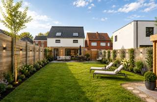 AANKOOP ONDER REGISTRATIERECHTEN (GEEN BTW)<br /><br />Ontdek deze recente BEN-woning (bouwjaar 2024) te Brakel, die een combinatie biedt van modern wooncomfort en energiezuinigheid.<br /><br />Via de inkomhal met gastentoilet en praktische inbouwkasten betreed je de lichtrijke leefruimte. De open indeling creëert een aangename woon- en zitruimte met een volledig geïnstalleerde keuken, perfect voor wie houdt van koken en gezellig samenzijn. Aansluitend vind je nog een praktische berging waarin zich ook de technische installaties bevinden.<br /><br />Op de verdieping vind je drie volwaardige slaapkamers, een moderne badkamer en een handige bergzolder.<br /><br />Buiten geniet je van een aangename tuin waar je in alle rust kan ontspannen. Het terras en de oprit/parkeerplaats moeten nog aangelegd worden, wat je de kans geeft om deze volledig naar eigen smaak in te richten.<br /><br />Nog enkele bijkomende troeven van de woning:<br />- houtskeletbouw: uitstekende thermische isolatie (lage energiekosten) en een ecologisch, duurzaam karakter<br />- EPC A = BEN Woning<br />- zonnepanelen<br />- verwarming én koeling met warmtepomp<br />- regenwaterput van 10.000 liter<br />- een rustige, residentiële omgeving met een vlotte verbinding naar het centrum van Brakel, scholen, winkels en openbaar vervoer.<br />- een nieuwbouwwoning die je kan aankopen onder het stelsel van de registratierechten (= 2% en dus GEEN BTW)<br /><br />Wens je deze woning te ontdekken?<br />Stuur een mailje naar caroline@immobeguin